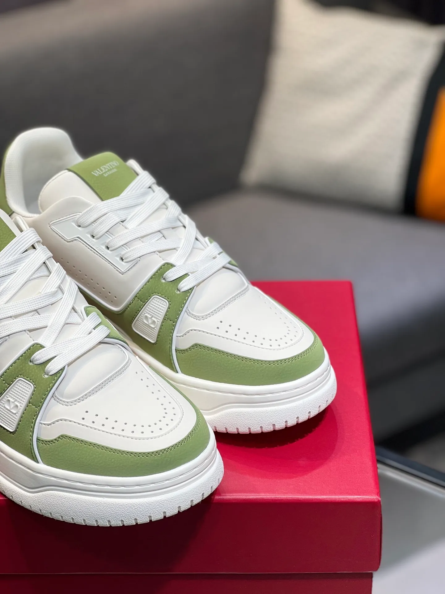 Men's Men's Shoes 💰660 Valentino 2023 early autumn new star shoes are now online! Wang Hedi and Ren Jialun have been worn by many celebrities. Who can refuse the same couple shoes as Wang Hedi! The design of Stars Stab My Heart is cool and spicy. The material of the shoes is cowhide, and every color is beautiful! Size 35-40, men’s size 39-44 (women’s 41, men’s 38, 45🉑️customized)